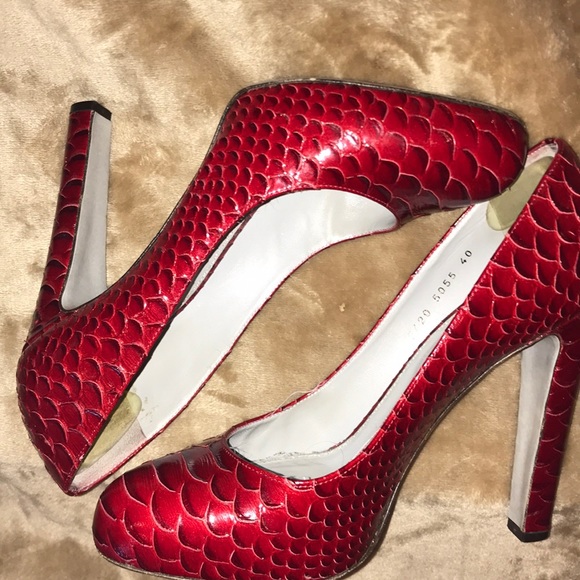 Sergio Rossi Shoes - Sergio Rossi Barbie Pump in red snake print; 40